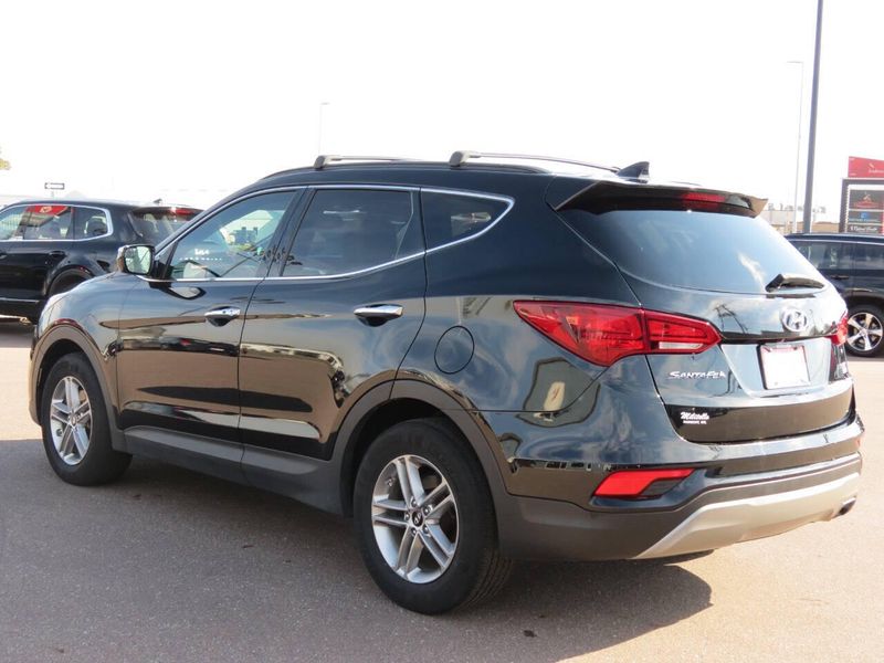 Used 2017 Hyundai Santa Fe Sport 2.4L AWD 4dr SUVImage 4