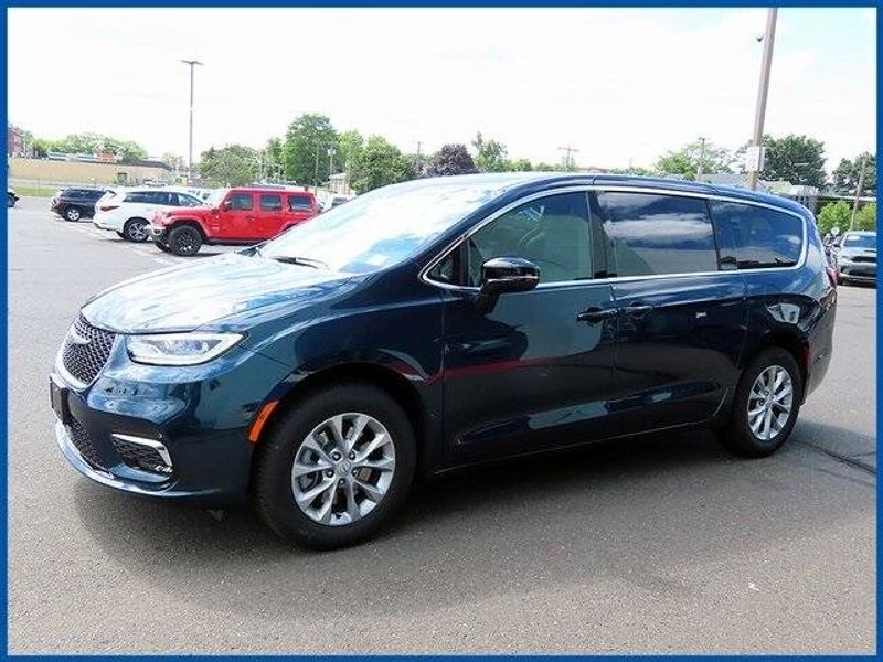 New 2025 Chrysler Pacifica SelectImage 1