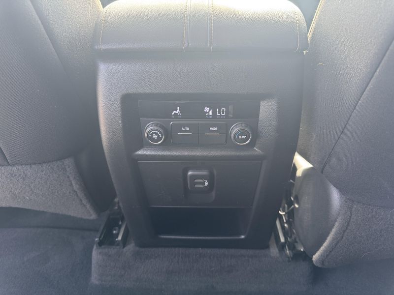 Used 2020 Chevrolet Traverse LT ClothImage 13