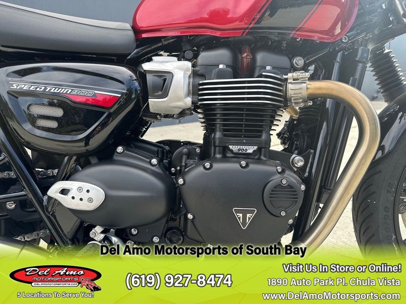 2024 Triumph SPEED TWIN 900  in a CARNIVAL RED/PHANTOM BLACK exterior color. Del Amo Motorsports of South Bay (619) 547-1937 delamomotorsports.com 