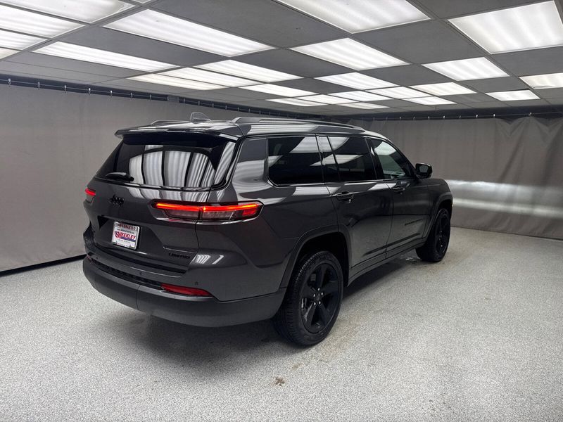 2025 Jeep Grand Cherokee L Limited 4x4Image 3