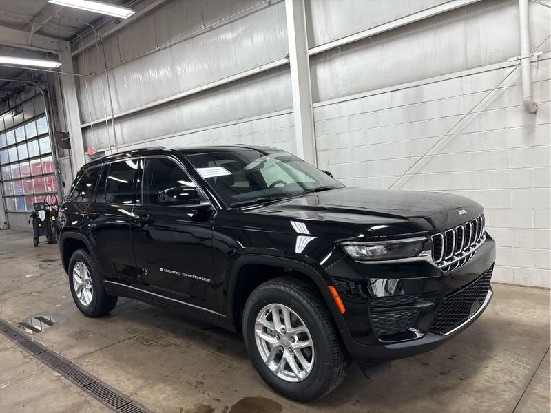 2025 Jeep Grand Cherokee Laredo photo 3