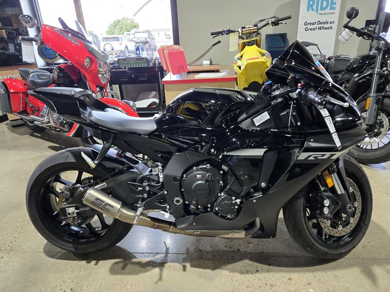 Used 2024 Yamaha YZFR1 Image 2