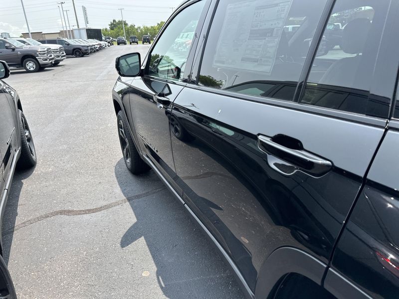 New 2025 Jeep Grand Cherokee L Limited 4x4Image 10