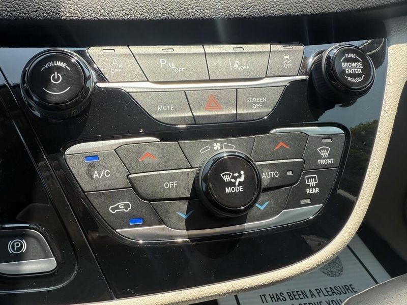 2024 Chrysler Pacifica Touring L photo 20