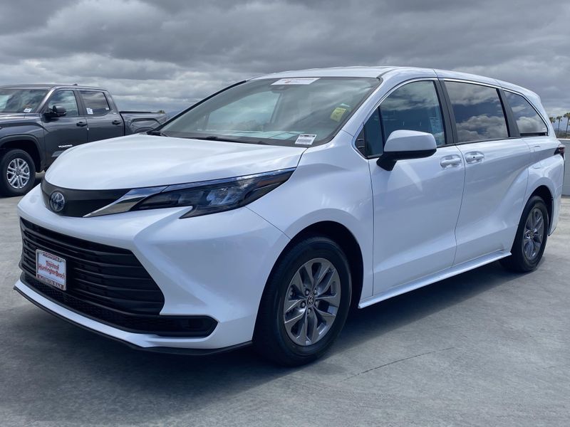 2024 Toyota Sienna LEImage 8