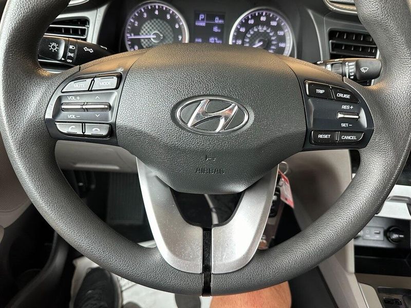 2019 Hyundai Elantra SEImage 3