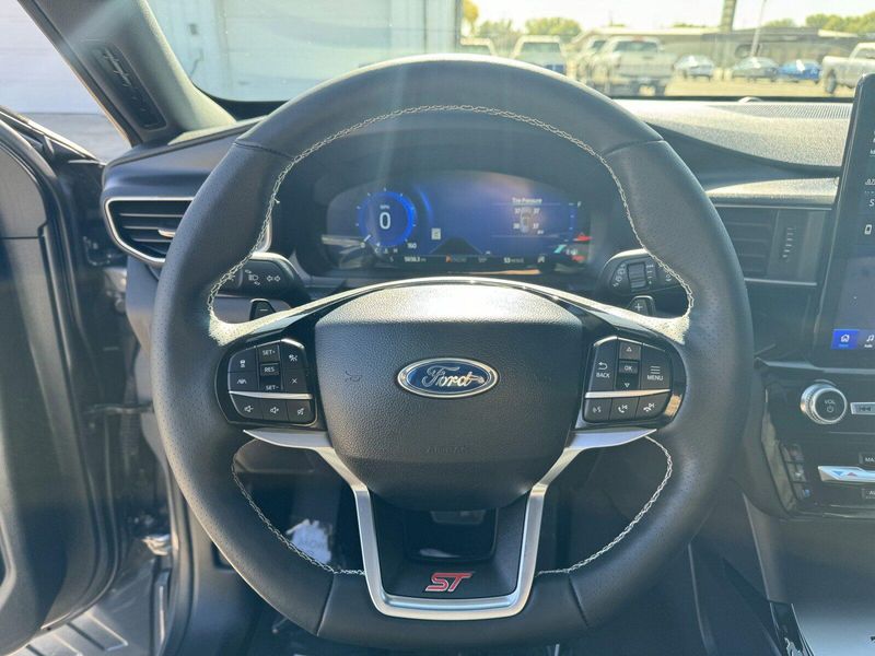 2024 Ford Explorer STImage 21