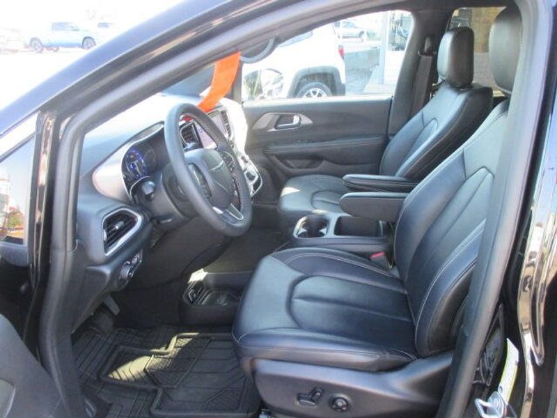 Used 2025 Chrysler Pacifica SelectImage 16