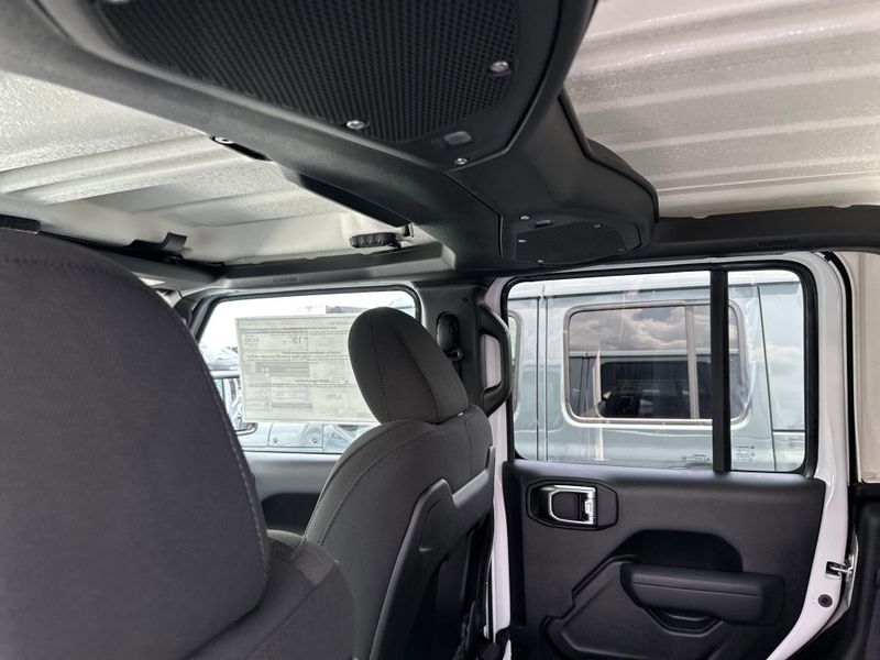 New 2025 Jeep Gladiator Mojave 4x4Image 18