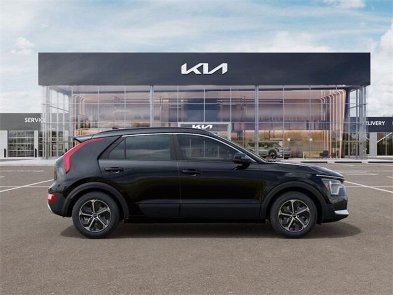2025 Kia Niro LXImage 7