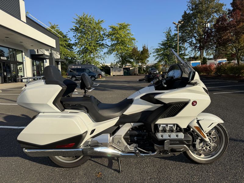2018 Honda Gold Wing Tour - PEARL WHITE - WITH TRAVEL TRAILER 
