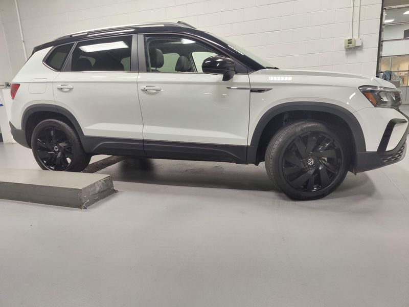 Used 2024 Volkswagen Taos SE AWD w/Sunroof & Black Plus PkgImage 4