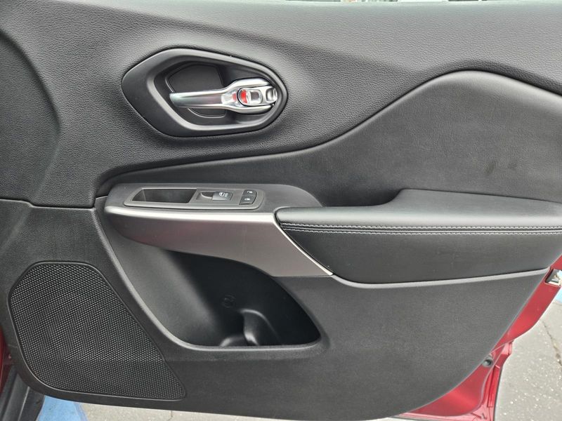 Used 2021 Jeep Cherokee Latitude FWD