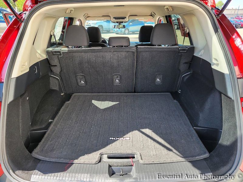 2021 Nissan Rogue SV photo 18