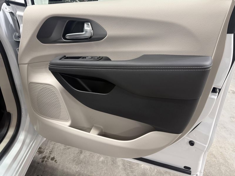 Used 2024 Chrysler Pacifica Touring LImage 10