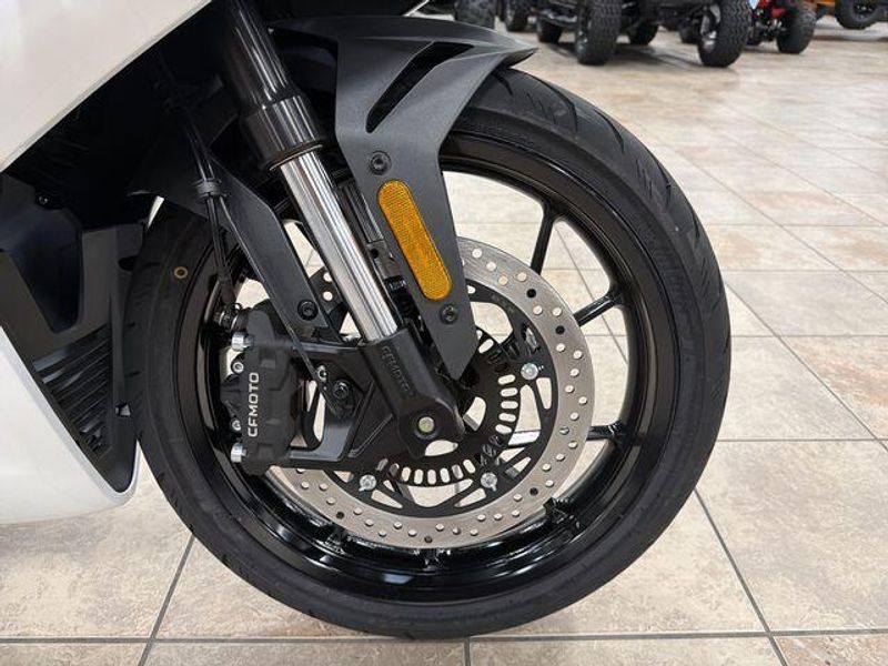 New 2025 CFMOTO 300SS Image 22