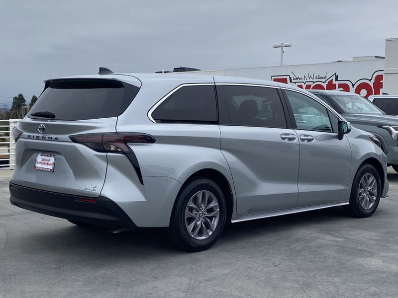 2024 Toyota Sienna LEImage 4