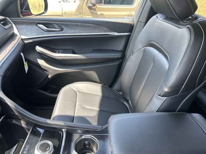 New 2025 Jeep Grand Cherokee L Limited 4x4Image 27