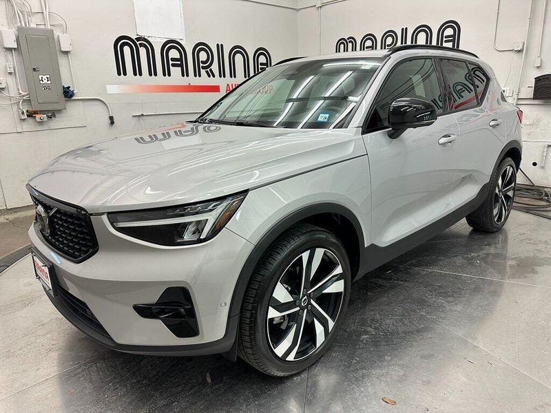 2023 Volvo XC40 B5 Plus Dark ThemeImage 12