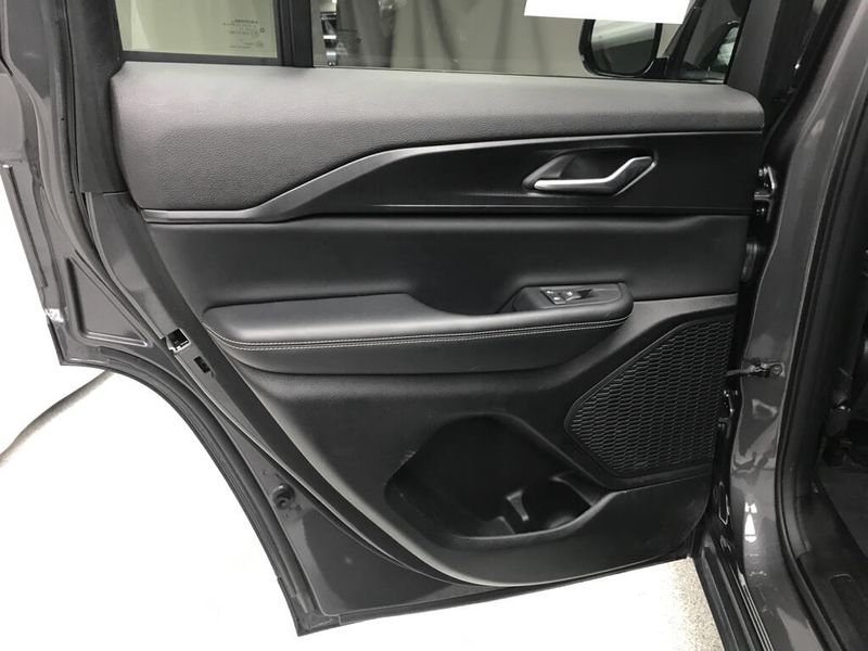 Used 2023 Jeep Grand Cherokee AltitudeImage 13