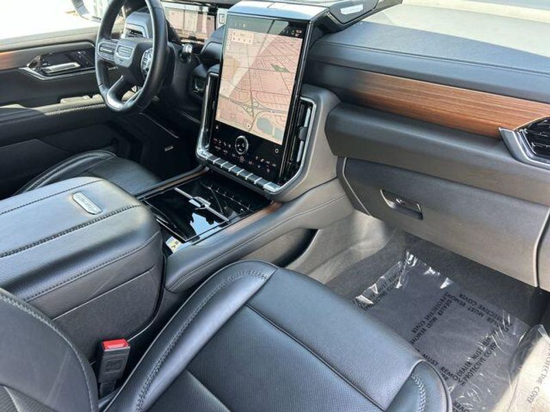 Used 2025 GMC Yukon XL DenaliImage 13