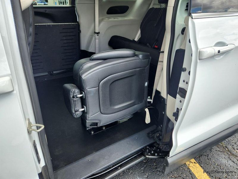 Used 2022 Chrysler Voyager LXImage 47