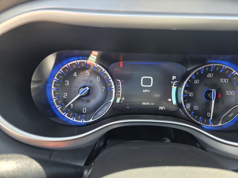 Used 2023 Chrysler Pacifica Touring LImage 19