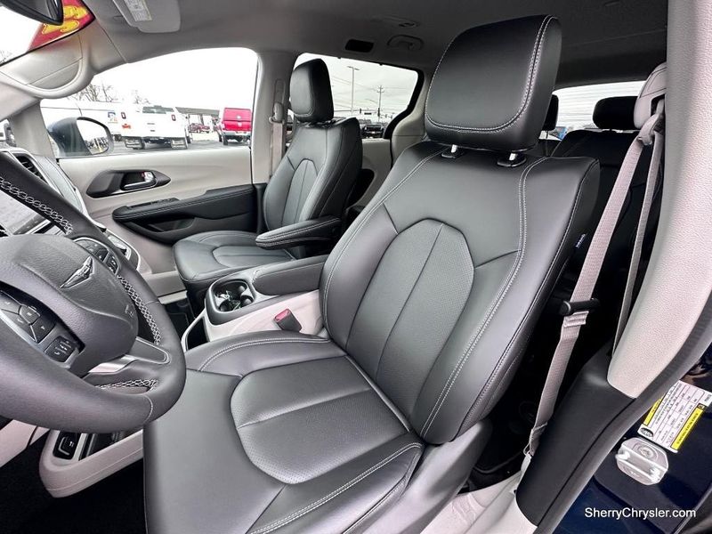 2023 Chrysler Pacifica Touring LImage 2