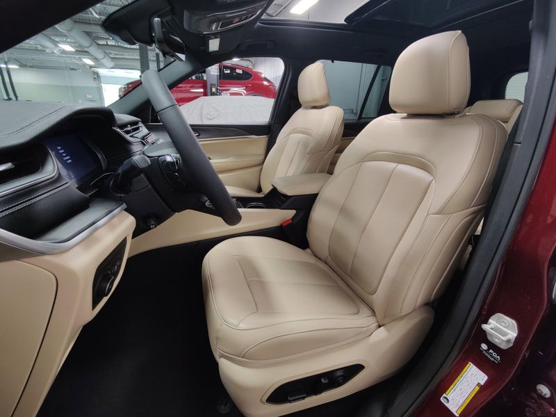 2024 Jeep Grand Cherokee Limited 4x4 w/Sunroof/Lux techImage 19