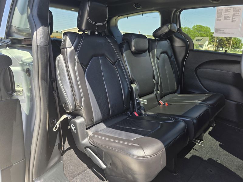 Used 2023 Chrysler Pacifica Touring LImage 14