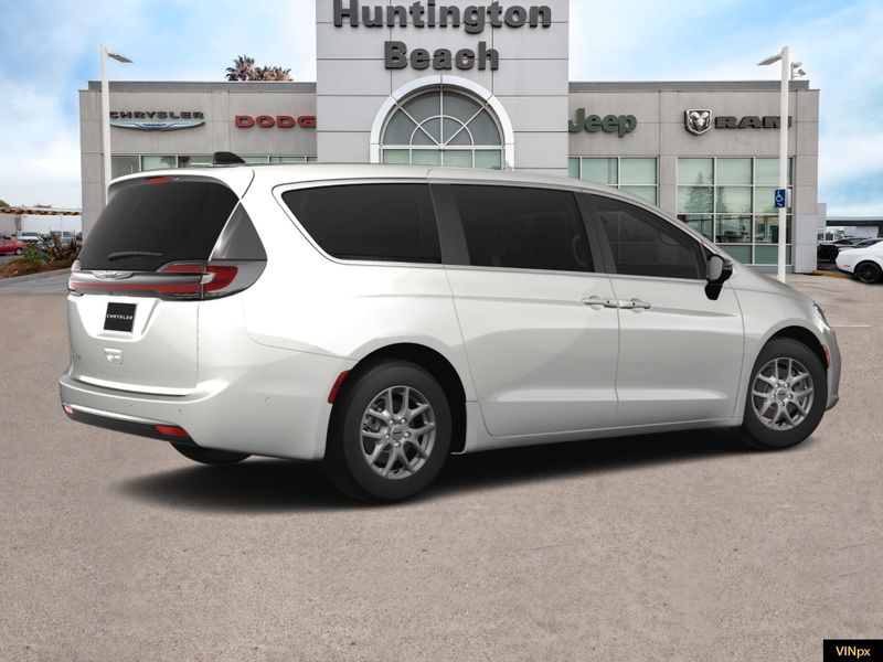 2024 Chrysler Pacifica Touring LImage 8