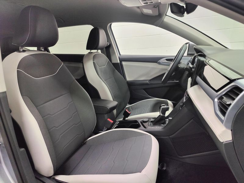 Used 2025 Volkswagen Taos SE 4-Motion AWDImage 5