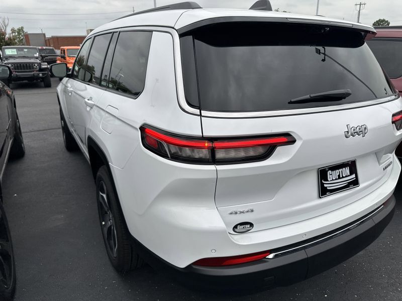 New 2025 Jeep Grand Cherokee L Limited 4x4Image 9