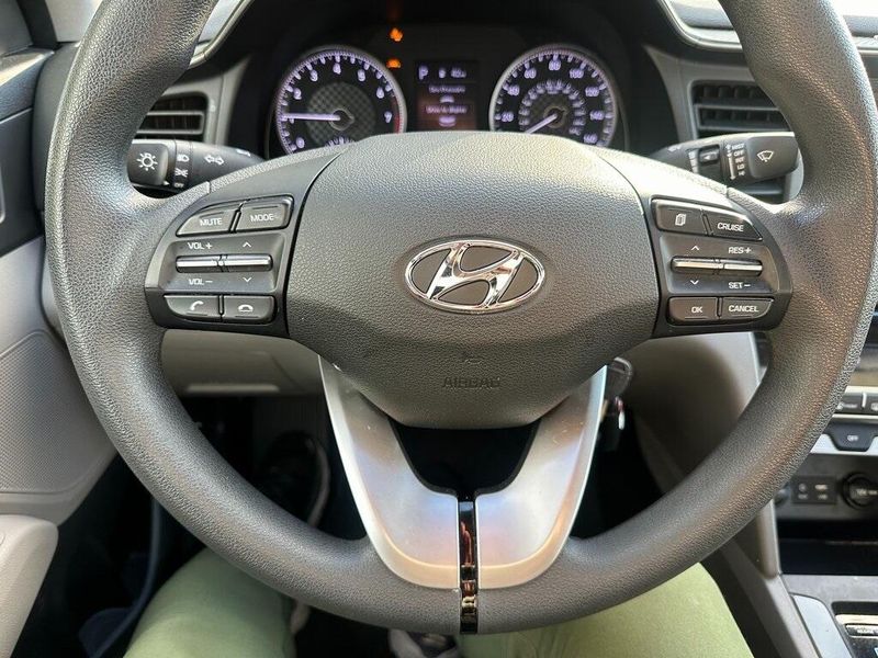 2020 Hyundai Elantra SEImage 3