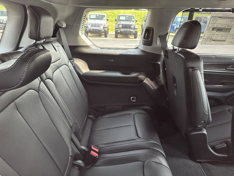 2023 Jeep Grand Cherokee L Limited 4x4Image 25