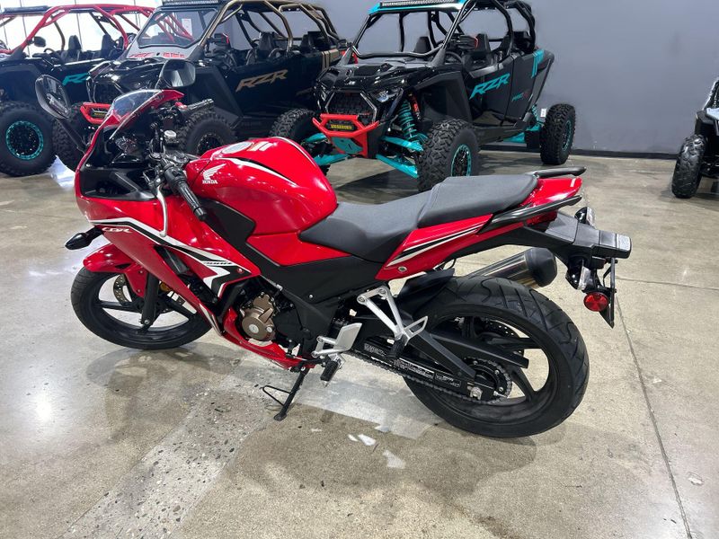 2022 Honda CBR300R Base Image 15