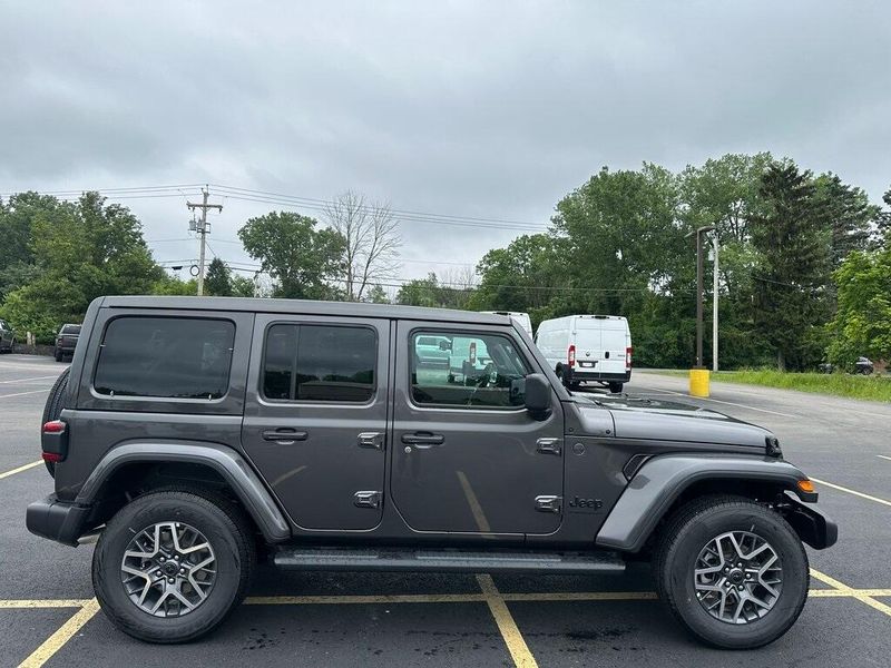 2025 Jeep Wrangler 4-door SaharaImage 7