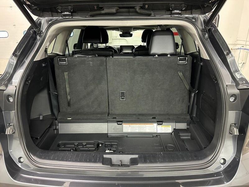 2021 Toyota Highlander XLE photo 16