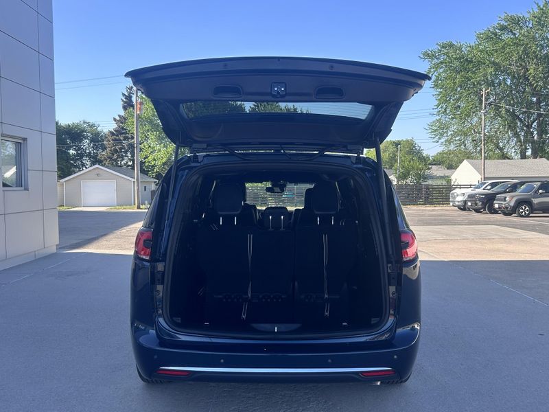 2025 Chrysler Pacifica Hybrid SelectImage 8