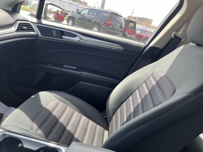2018 Ford Fusion SEImage 12