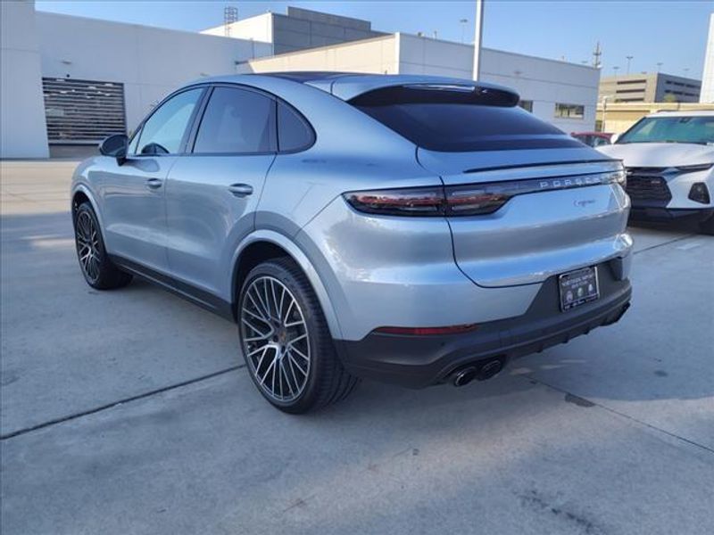 2021 Porsche Cayenne Coupe BaseImage 2