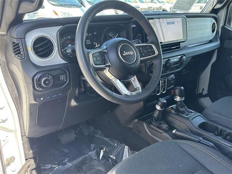 2024 Jeep Wrangler Sahara 4xe photo 17