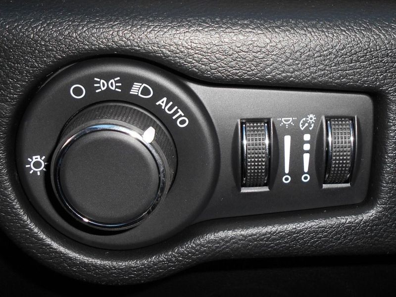 New 2025 Chrysler Voyager LxImage 16