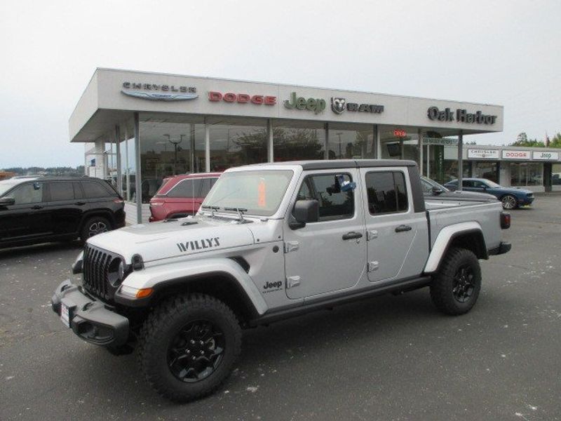 2023 Jeep Gladiator Willys 4x4 in a Silver Zynith Clear Coat exterior color and Blackinterior. Oak Harbor Motors Inc. 360-323-6434 ohmotors.com 