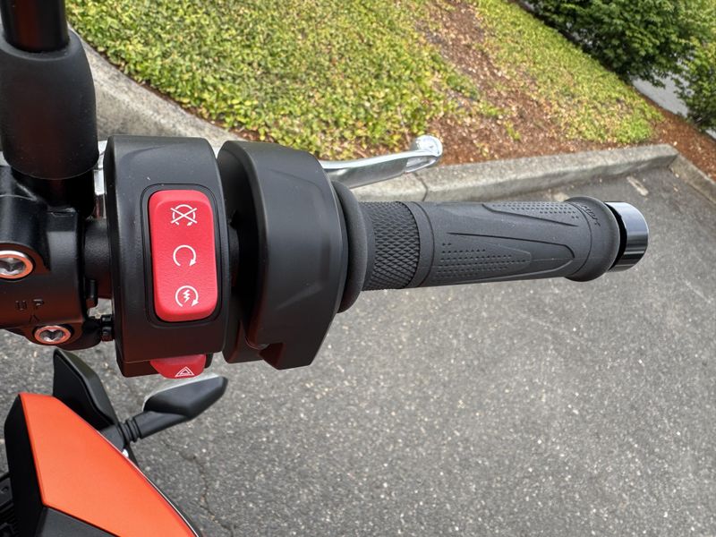 2025 Triumph Street Triple 765 R - MATTE BAJA ORANGE 