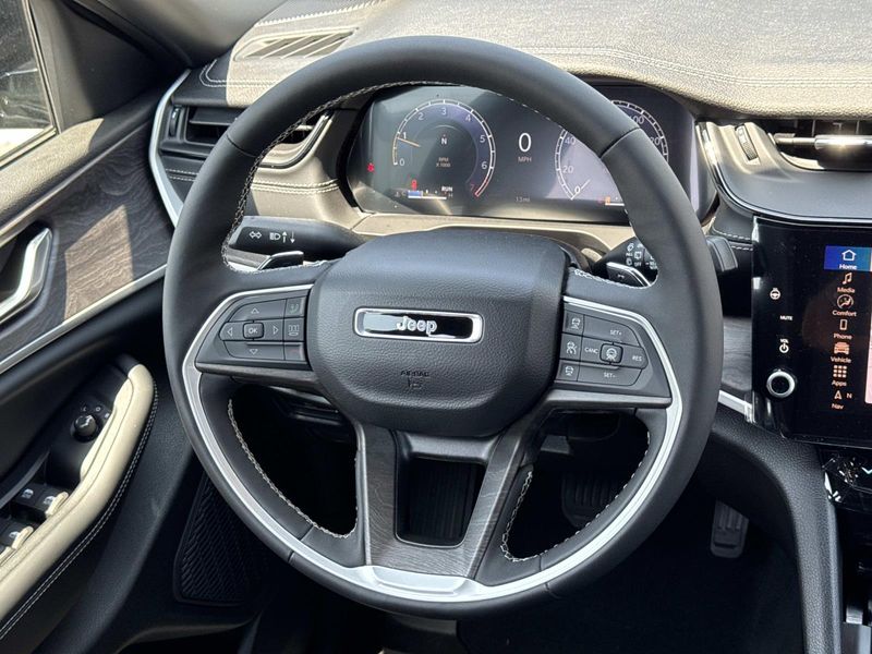 New 2026 Jeep Grand Cherokee Laredo Altitude 4x2