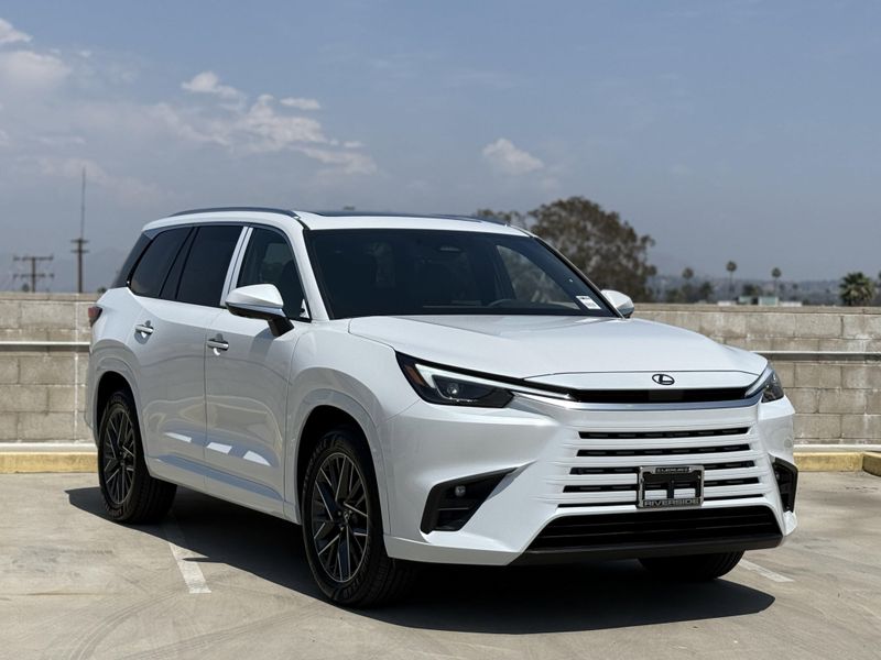 2025 Lexus TX Image 2
