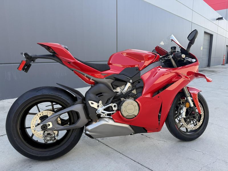 New 2025 Ducati PANIGALE V4 Image 10
