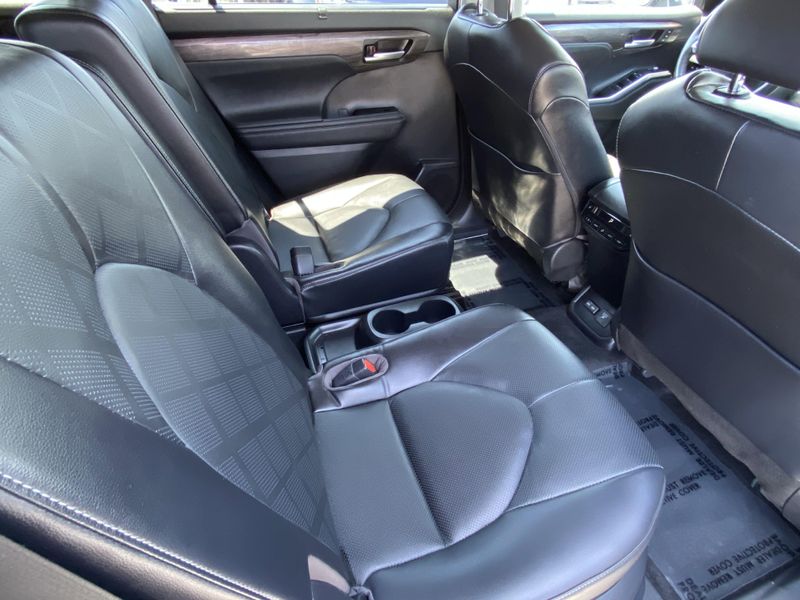 Used 2023 Toyota Highlander PlatinumImage 12